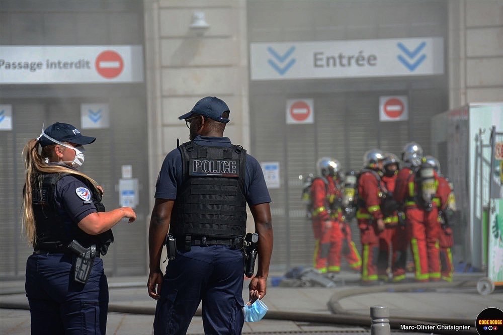 Incendie dans un kiosque sur le parvis de la Gare SaintLazare à Paris