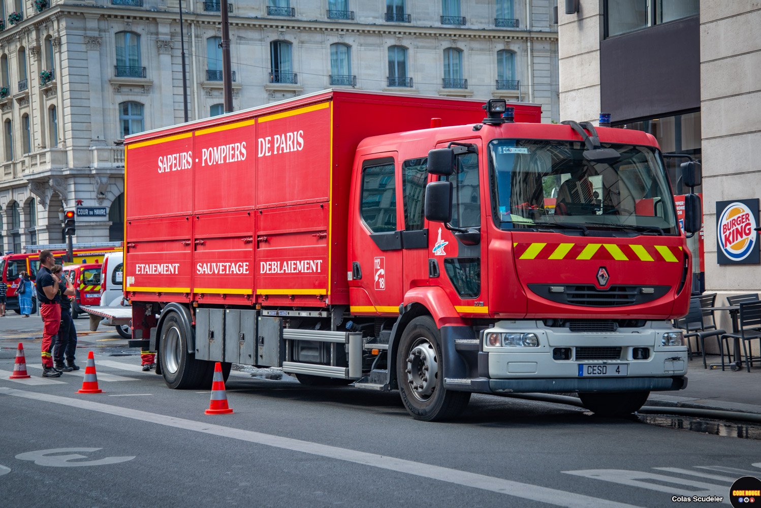 Incendie dans un kiosque sur le parvis de la Gare SaintLazare à Paris