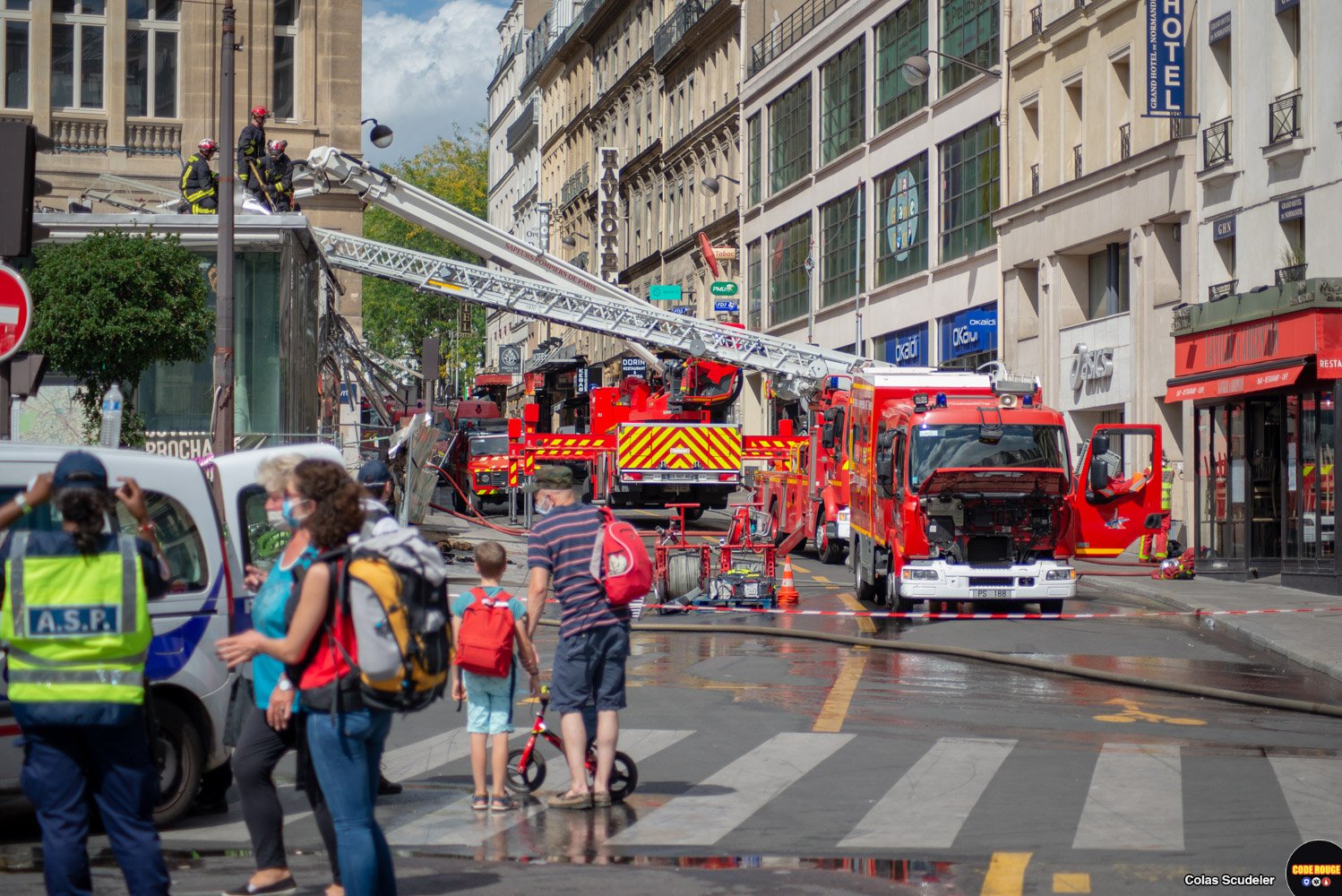 Incendie dans un kiosque sur le parvis de la Gare SaintLazare à Paris