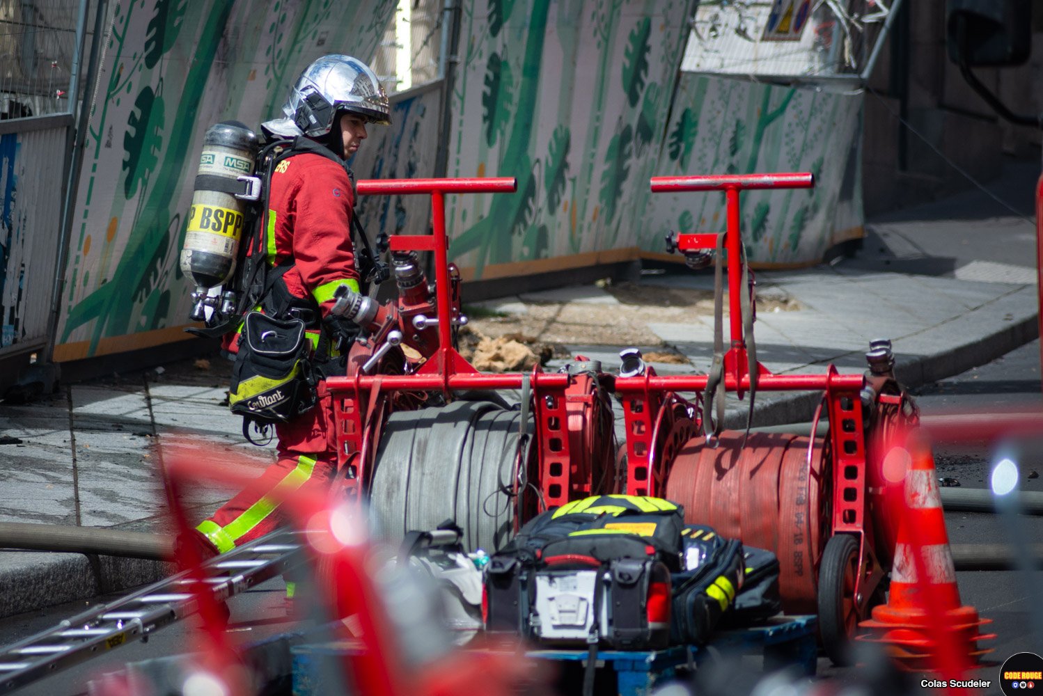 Incendie dans un kiosque sur le parvis de la Gare SaintLazare à Paris