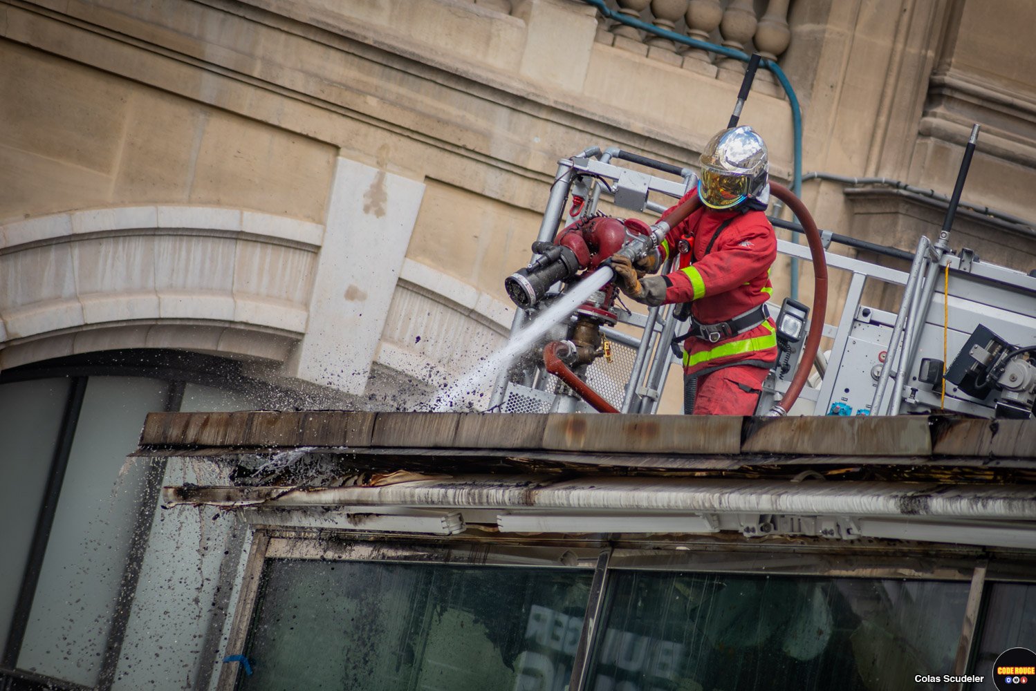 Incendie dans un kiosque sur le parvis de la Gare SaintLazare à Paris