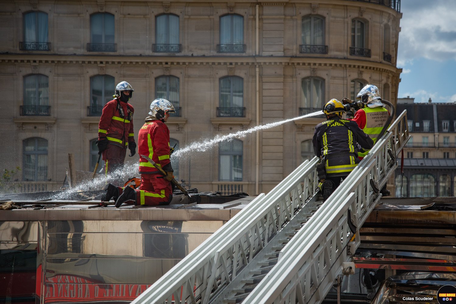 Incendie dans un kiosque sur le parvis de la Gare SaintLazare à Paris