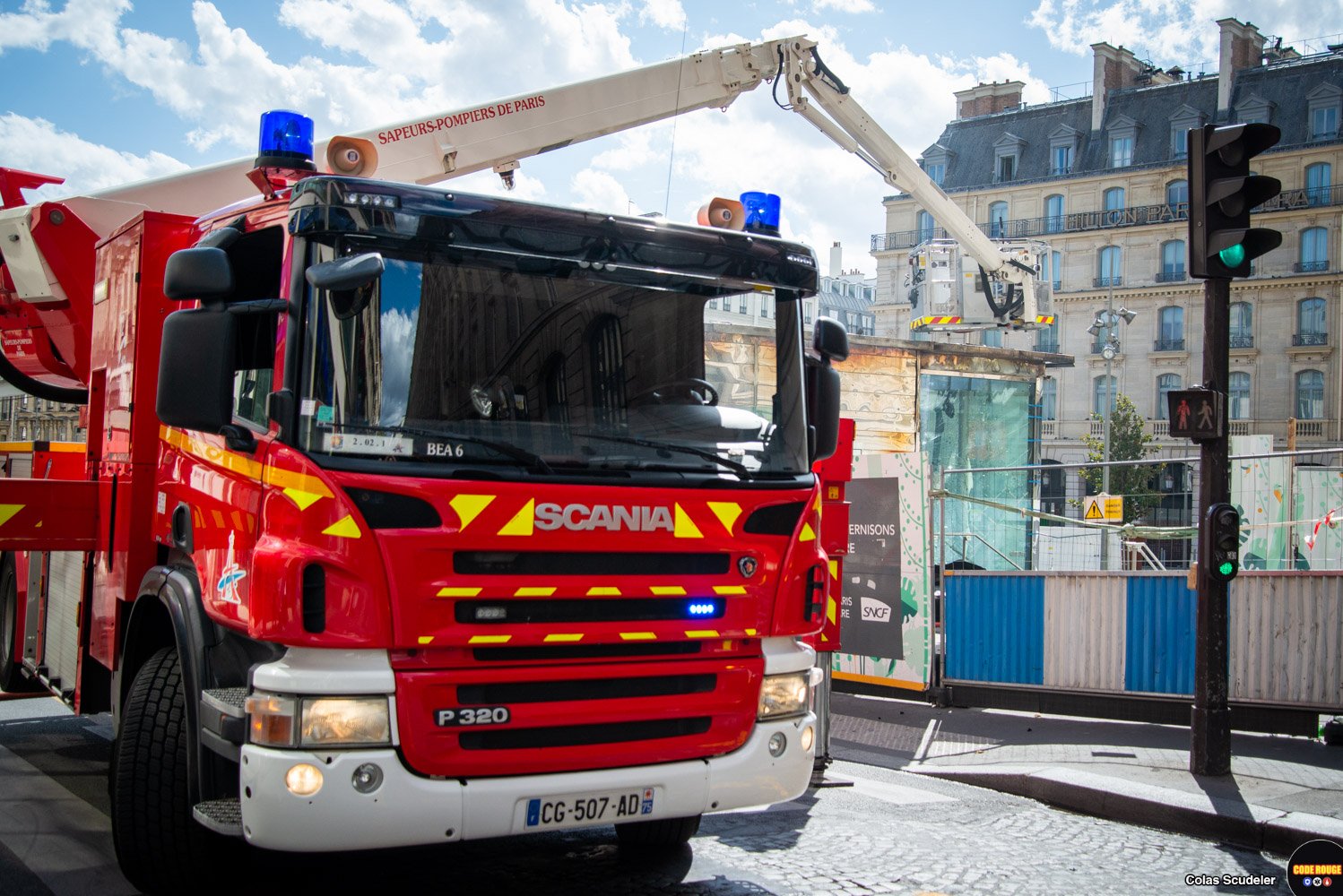 Incendie dans un kiosque sur le parvis de la Gare SaintLazare à Paris