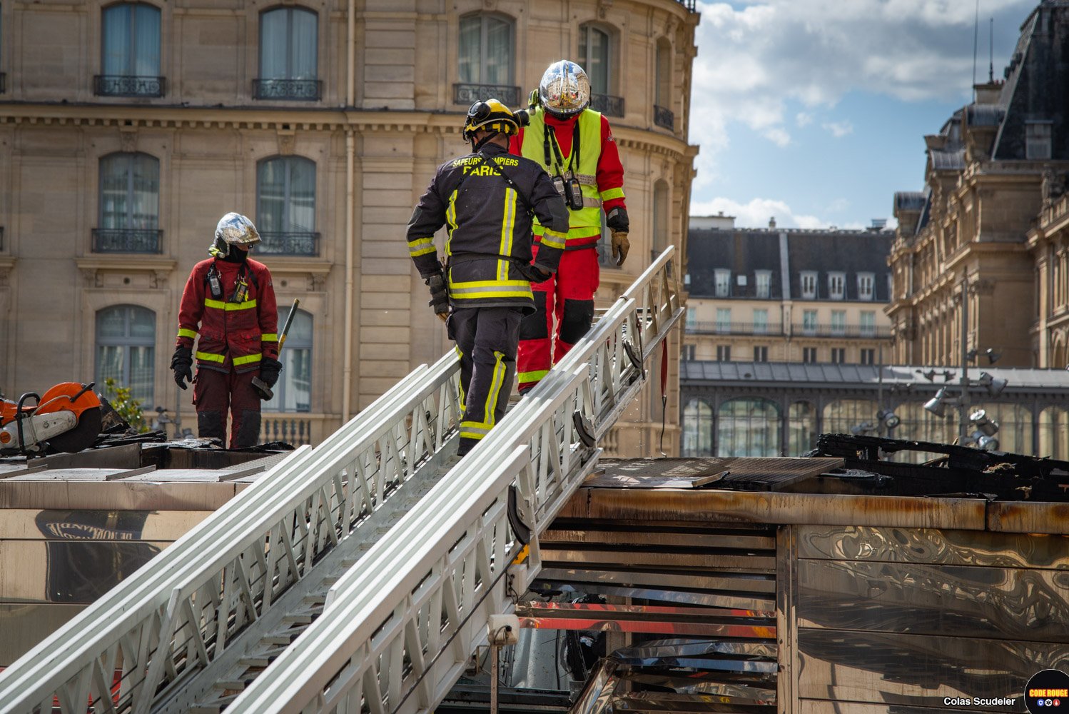 Incendie dans un kiosque sur le parvis de la Gare SaintLazare à Paris