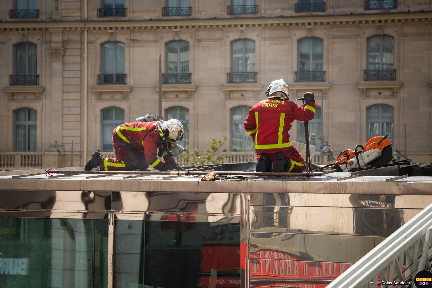 Incendie dans un kiosque sur le parvis de la Gare SaintLazare à Paris